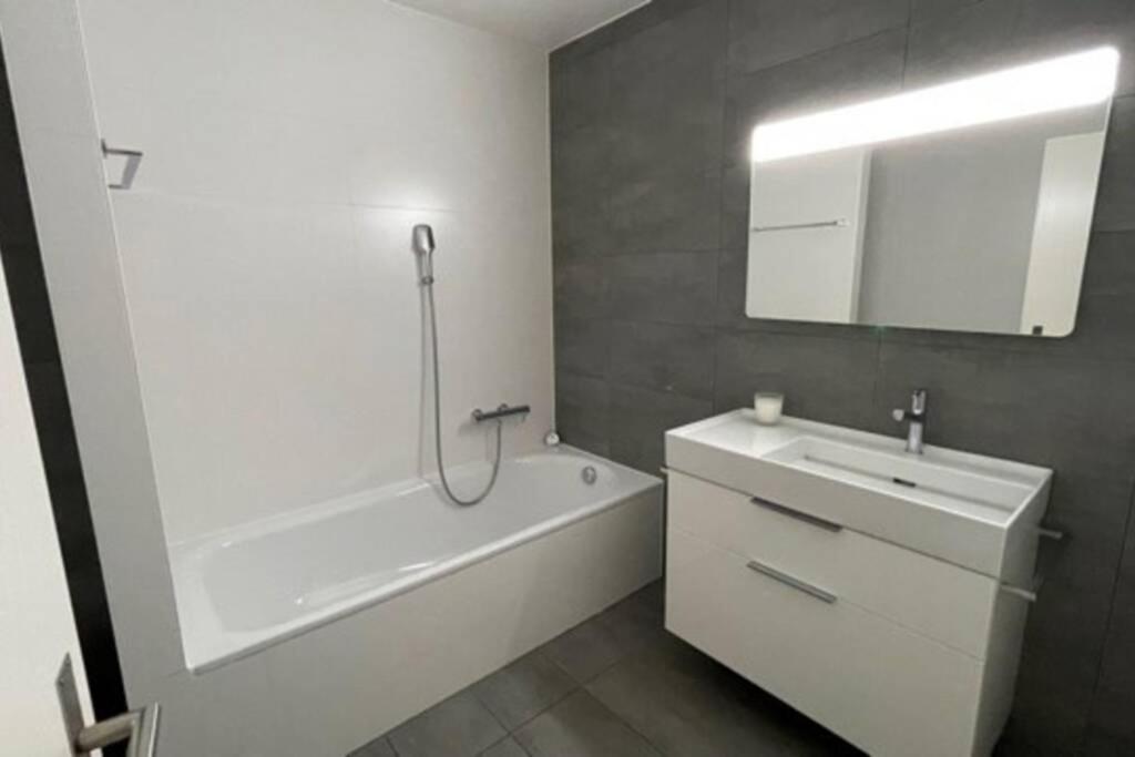 Marin Voeens, St-Blaise, Logement Entier - 2 Chambres מראה חיצוני תמונה